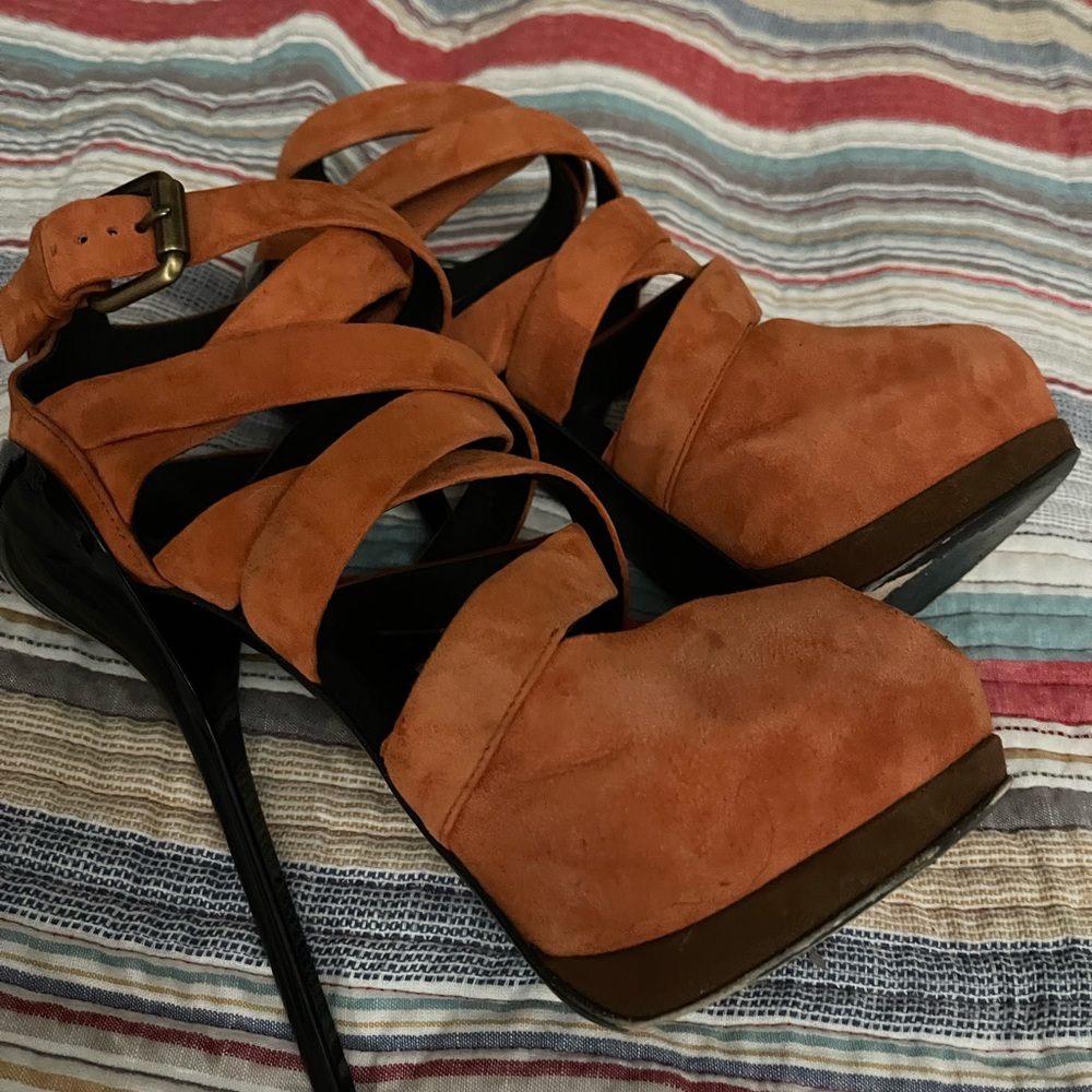 Heels - Picture 2 of 3